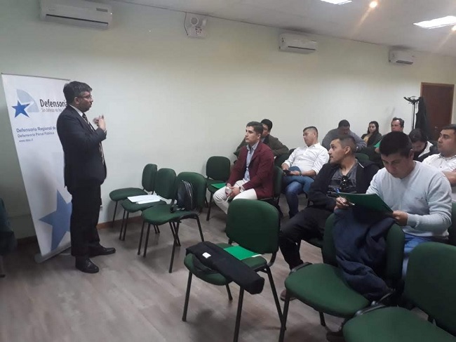 El defensor público Eugenio Sáez expuso sobre el "Proyecto Inocentes" en la Dirección Regional de Gendarmería.