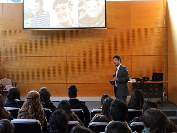 Cistián Cajas, abogado de la Unidad de Estudios de la DRMS, explicó a los jóvenes el contexto del "Proyecto Inocentes".