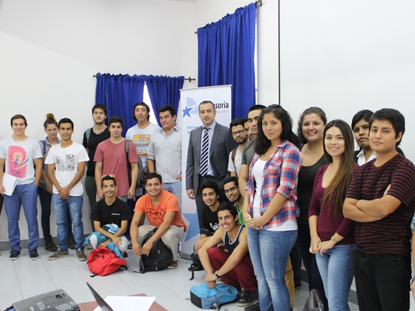 Estudiantes de derecho de la UTA presenciaron una nueva charla sobre el "Proyecto Inocentes", dictada por el jefe de Estudios, Sergio Zenteno.
