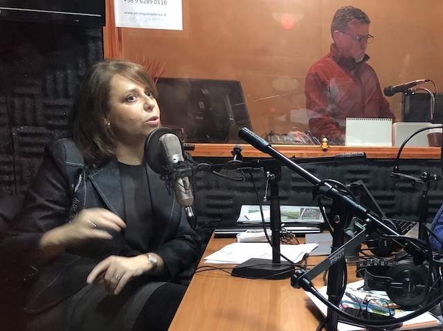 (Foto de archivo) María Soledad Llorente en radio "El Conquistador", durante una entrevista anterior. 