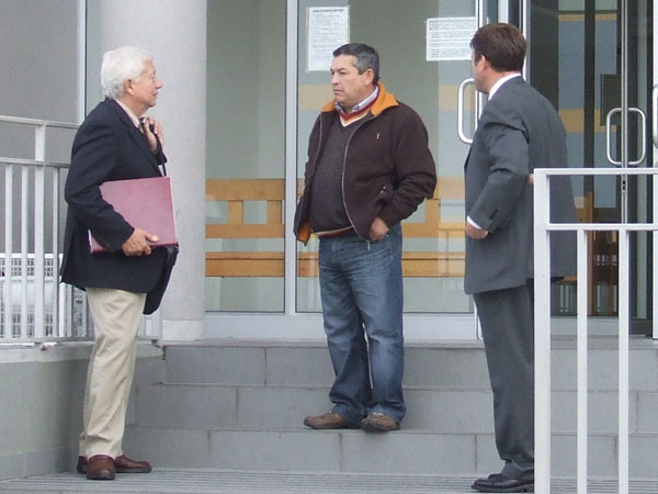 Jaime Torres (al centro) junto a sus dos defensores públicos: Francisco Geisse (izquierda) y Norman Santibáñez (derecha).