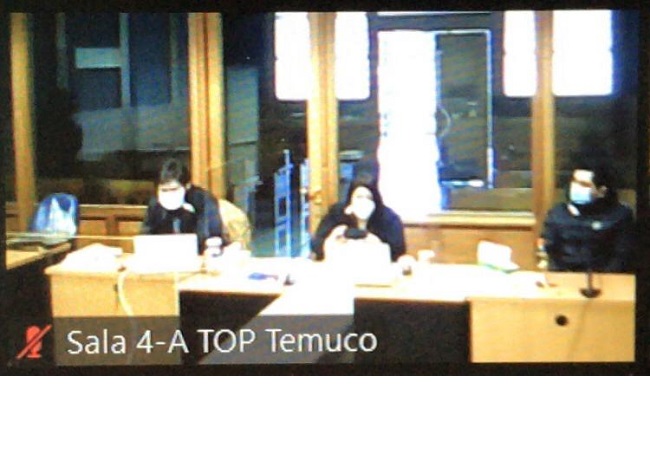 Los defensores públicos Lucy Catalán y Humberto Serri durante la audiencia semi presencial en el Tribunal Oral en lo Penal de Temuco.