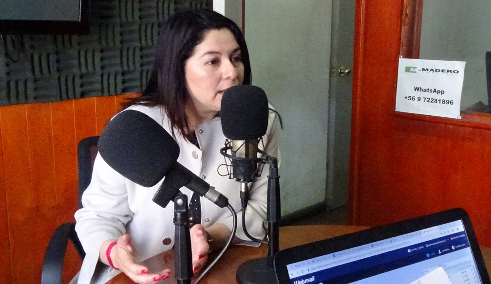 La Defensora Regional de Antofagasta, Loreto Flores, durante la entrevista en Radio Madero.