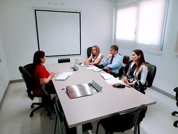 El equipo directivo junto a especialista de &aacute;rea de salud transg&eacute;nero.