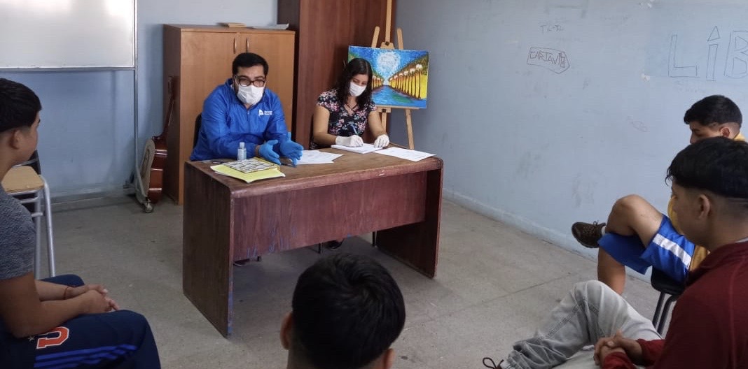 El equipo de defensa penal juvenil de Atacama, en una reciente visita a jóvenes que cumplen internación provisoria en el centro de Paipote.