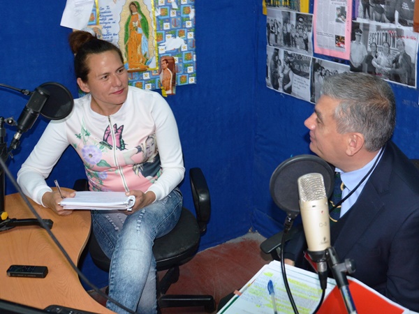 El Defensor Regional de Tarapacá, Marco Montero, en plena entrevista con Palmenia Zapata, en la radio del recinto penal.