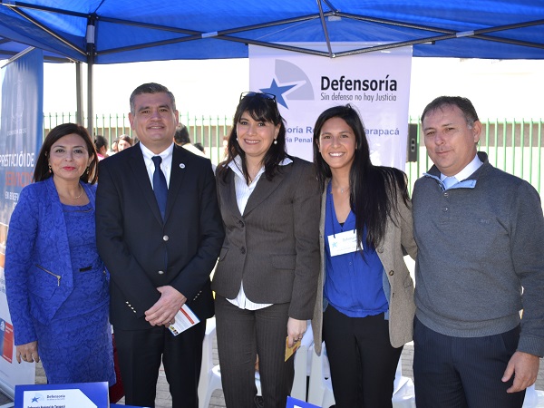 La ministra de Justicia (en el centro) y el Defensor Regional de Tarapacá, acompañados por la Seremi del sector y funcionarios de la DPP.