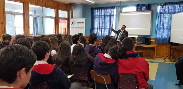 El defensor público Rigoberto Marín dialogó con los estudiantes del Colegio "Preciosa sangre".