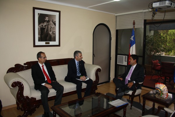 Junto al jefe de Estudios, el Defensor Regional de Atacama saludó al nuevo intendente, Miguel Vargas. 