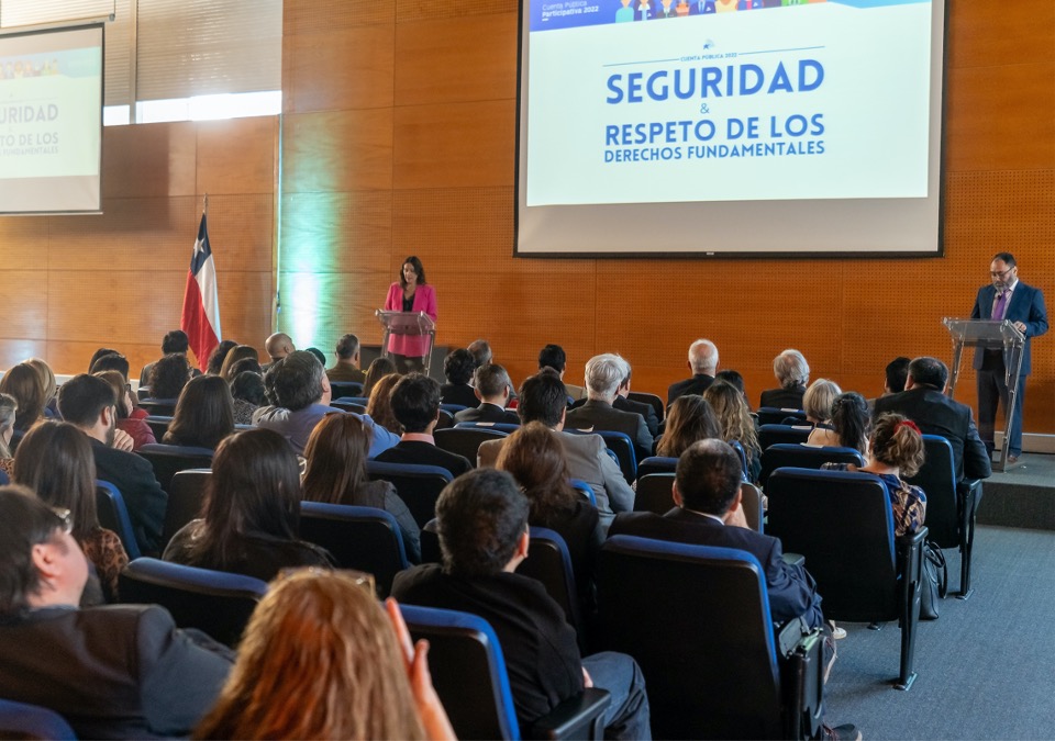 La Defensora Regional Metropolitana Norte, Daniela Báez, y el Defensor Regional Metropolitano Sur (S), Crhistian Basualto, en el balance de gestión.