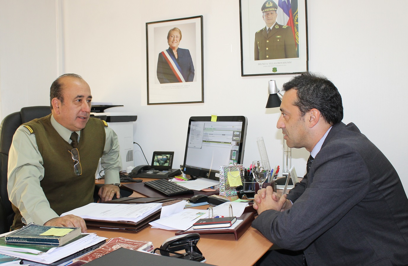 El general Rodney Weber y el Defensor Regional Carlos Mora acordaron que la DPP capacite a carabineros sobre los derechos de la defensa.