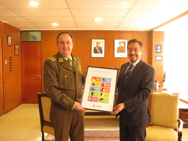 El general Jaime Barría (a la izquierda) valoró la iniciativa de la Defensoría Penal Pública. A la derecha, el Defensor Regional de Valparaíso.
