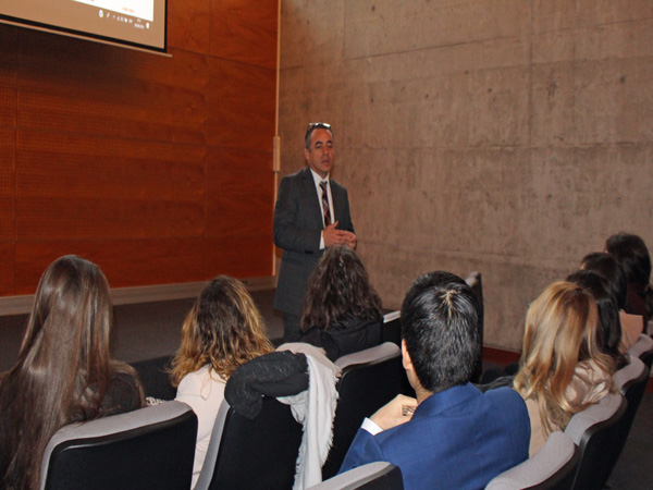 El jefe de Estudios de la DRMS, Mario Palma, recordó a los alumnos la importancia del abogado defensor y el papel que juega la institución.