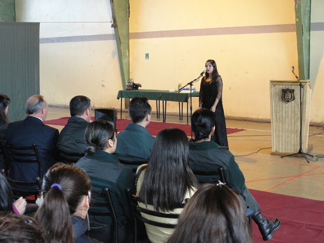 La defensora pública Paulina Delgado cantó ante las internas de la sección femenina de  la cárcel de Osorno.