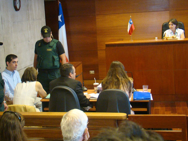 Durante la audiencia de ayer, los imputados (izquierda) aparecen junto a Mario Palma y Carolina Alliende, sus defensores públicos.