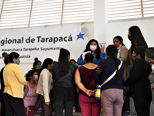 La facilitadora intercultural (de azul), rodeada de mujeres quechuas en el penal de Alto Hospicio.