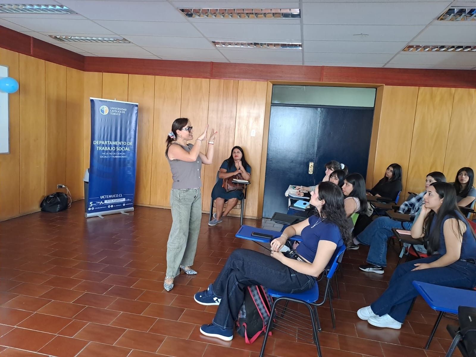 Cerca de 50 alumnos participaron en esta charla coordinada por la carrera de trabajo social de la UCT.