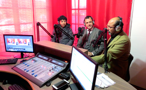El Defensor Regional de O'Higgins, Alberto Ortega, junto a Jorge y Fernando, los conductores del matinal de Radio Jireh.