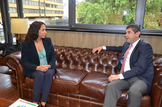 La Defensora Regional, Bárbara Katz, sostuvo un largo encuentro con  el intendente de La Araucanía, Andrés Jouannet.