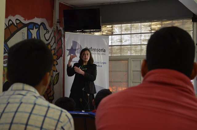 La defensora pública juvenil Marcela Crisosto estuvo a cargo de la charla, con el apoyo del trabajador social Cristián Hinostroza. 
