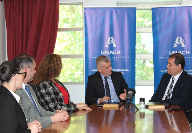 Junto al Defensor Regional, asistieron Roc&iacute;o Burgess, Cristian Rozas y Viena Ruiz-Tagle. 