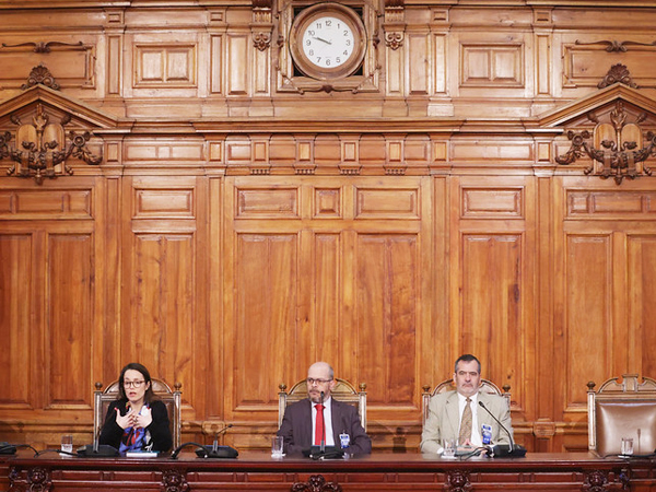 (Foto: Karin Pozo/Senado) Valeria Lübbert, Marcelo Padilla y Juan Enrique Vargas en uno de los módulos del seminario.