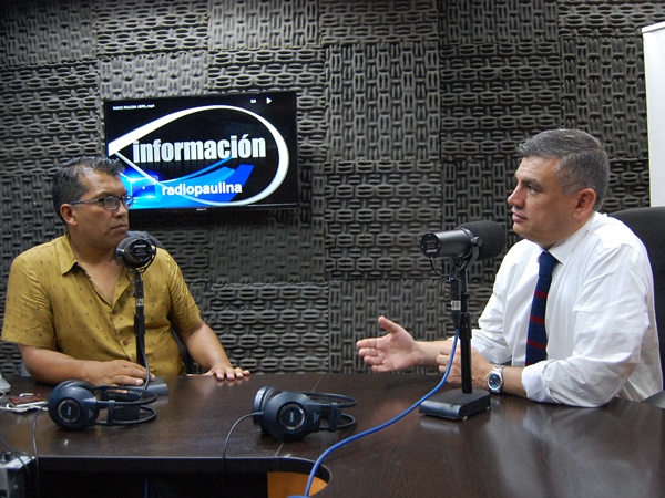 El Defensor Regional, Marco Montero Cid, entrevistado por Cristian NÚñez, en los estudios de Radio Paulina de Iquique.