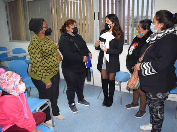 Las dirigentas de migrantes de Alto Hospicio conversaron con la defensora pública Marcela Tapia.