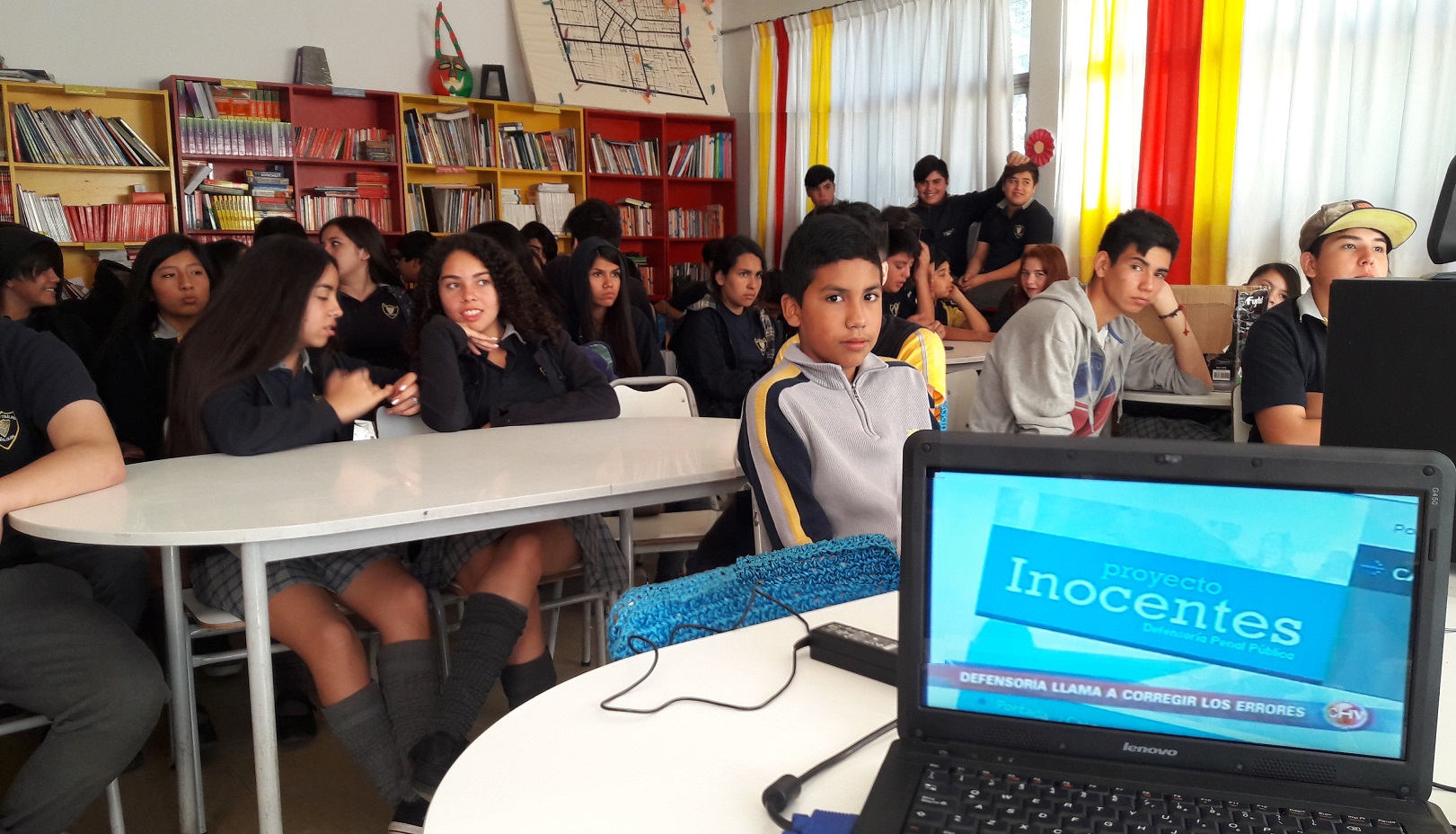 Alumnos de séptimo y octavo participaron en la charla organizada por la DRMN en la escuela pública Tobalaba de Peñalolén.