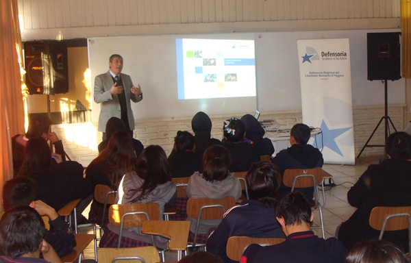 Unos 50 alumnos del Liceo 'María Luisa Bombal' de Rancagua siguieron atentos la charla de Víctor Providel.