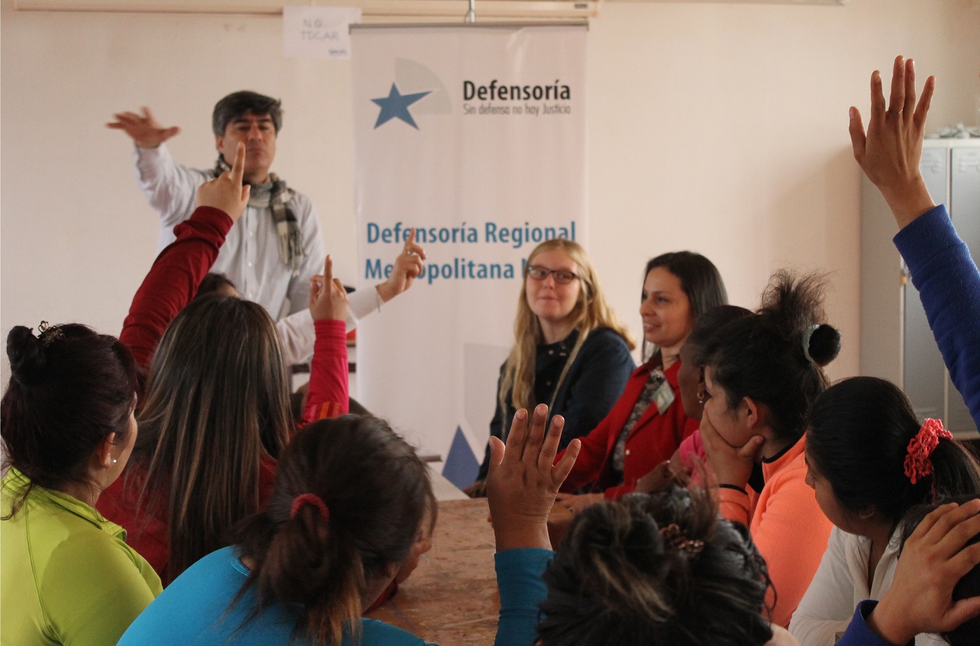 Los defensores públicos Néstor Pérez, Javiera Cabello e Irka Contreras en diálogo participativo con internas de la cárcel de San Miguel.