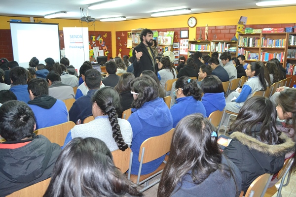 Gran interés en la charla demostraron los estudiantes de enseñanza media del liceo "Irma Salas" de Punitaqui.