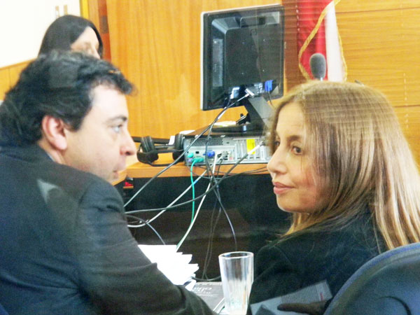 Los defensores públicos Nelson Cid y Ximena Silva, durante la audiencia de hoy.