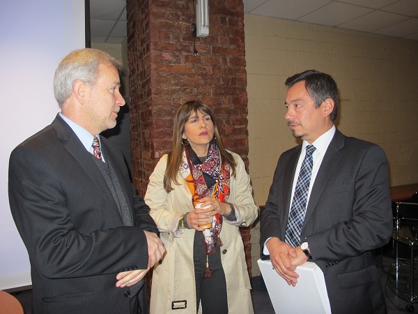 Sobre la capacitación interinstitucional conversan el Defensor Regional Claudio Pérez (a la derecha); Verónica Salinas y el procurador del CDE.