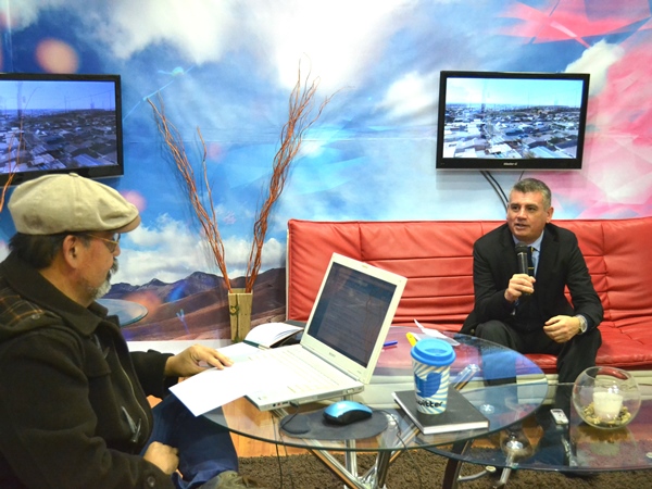El Defensor Regional de Tarapacá, Marco Montero, frente al conductor de Tamarugal TV, Freddy Torres.