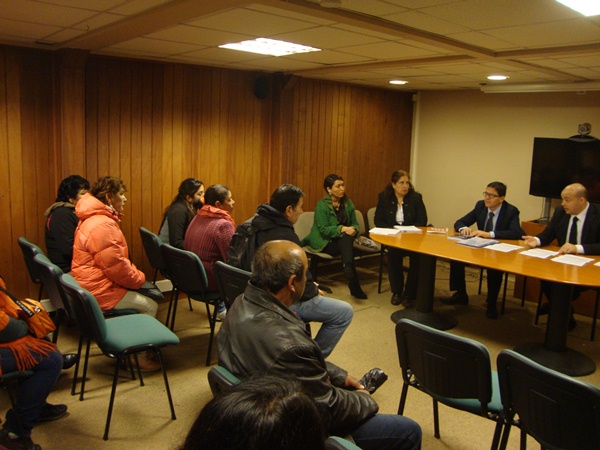 Los profesionales de la Defensoría Regional de La Araucanía se reunieron ayer con familiares de internos de la cárcel de Temuco. 