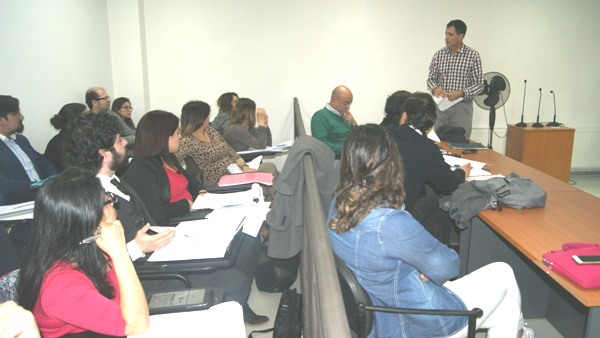 Los abogados realizaron ejercicios prácticos   en la sala de litigación de la carrera de Derecho de la U. Santo Tomas en Valdivia.
