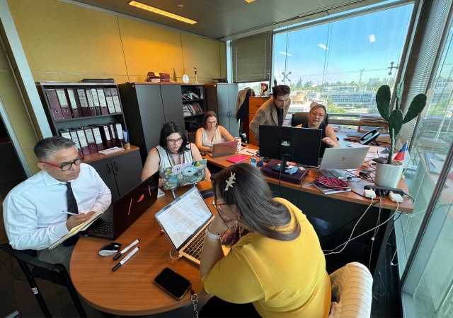 Junto a su equipo, la defensora local jefe de Lo Prado, Alejandra Lobos, se prepar&oacute; para la formalizaci&oacute;n de nueve personas por un millonario robo.