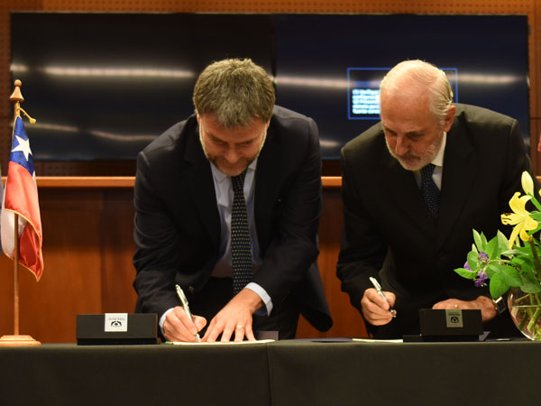 (Foto de referencia) El Defensor Nacional, Andrés Mahnke (izquierda) y el Fiscal Nacional, Jorge Abbott, firmaron el convenio. 