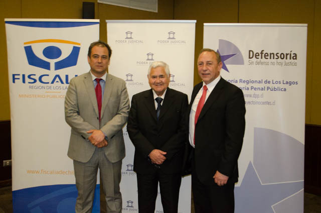 El fiscal regional, Marcos Emilfork; el presidente de la Corte de Puerto Montt, Leopoldo Vera, y el Defensor Regional, Erwin Neumann.