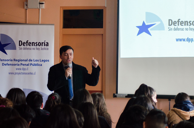 Cristián Hinostroza, de la UDPJ, fue el encargado de dialogar con los jóvenes.