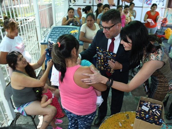 Las autoridades del Sector Justicia y de la SEREMI de Gobierno, en la visita a las madres del CCP Iquique y entrega de regalos a sus hijos.