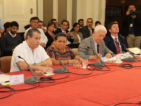 Flanqueados por la Premio Nobel de la Paz Rigoberta Menchú, los abogados Francisco Geisse y Tomás Pascual expusieron ante la comisión.