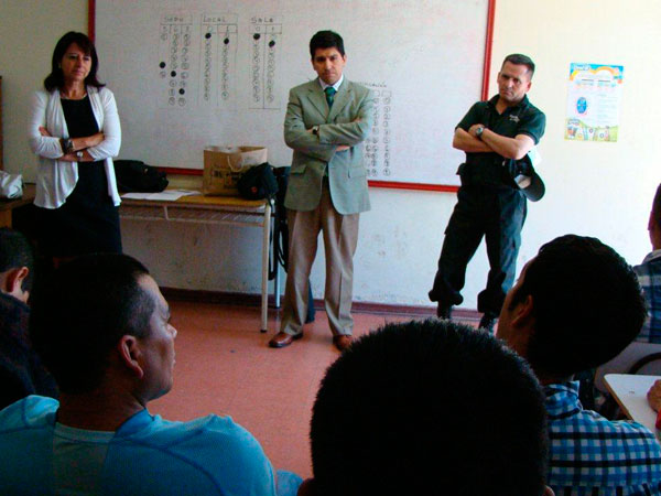 Humberto Alarcón (al centro) y Nelly Navarro (izquierda) dialogaron con los internos imputados del penal de Coronel.
