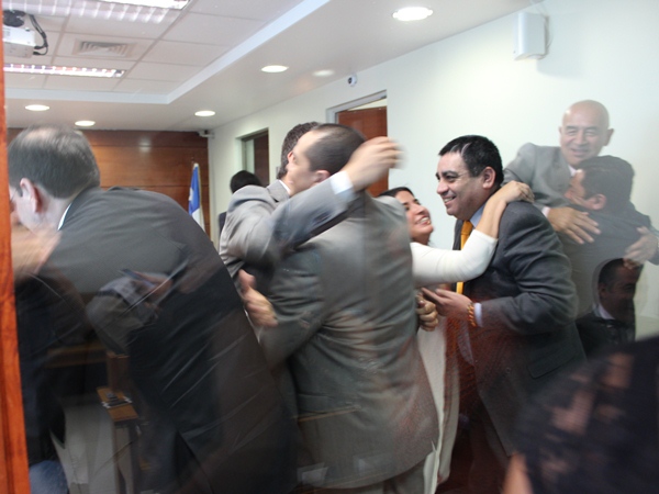Defensores y acusados se abrazan tras la absolución de todos los cargos a los cuatro carabineros del OS-7 y tres civiles.