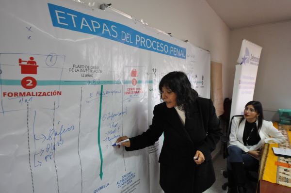 La facilitadora intercultural In&eacute;s Flores Huanca explic&oacute; el proceso penal en lengua aymara.