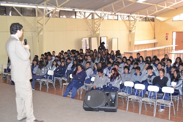 Gran interés despertó en los estudiantes del Colegio Adventista de La Serena la exposición del abogado Erick Astudillo.