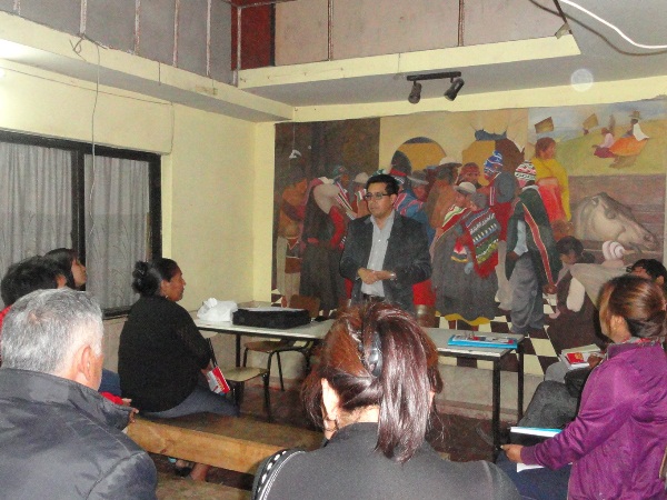 El defensor penal público Sergio Vilca durante su diálogo con los cultores de bailes andinos de Arica.