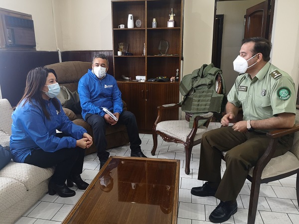 La Defensora Regional, Loreto Flores, y el jefe de Estudios, Mario Palma, en la reunión con el comandante de Carabineros.