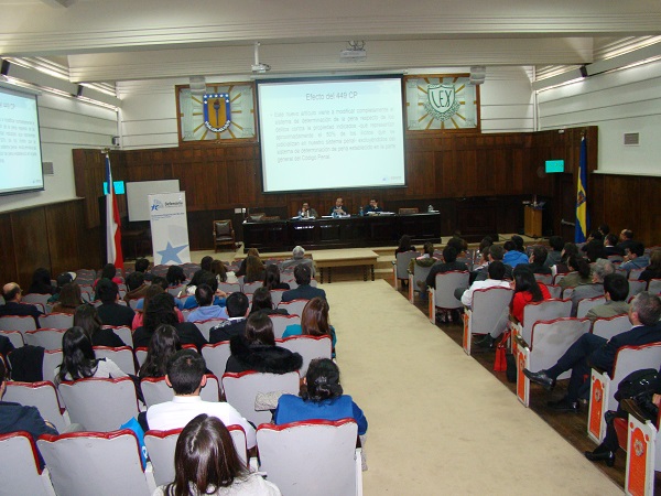 Más de cien alumnos y docentes participaron en el seminario organizado por la UdeC con la colaboración de la Defensoría Regional del Biobío. 